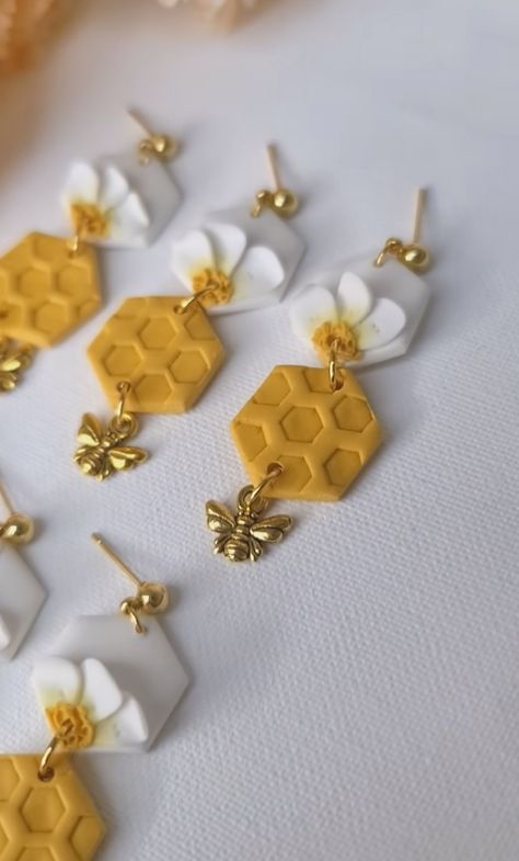 Bee Clay Earrings, Polymer Clay Flower Jewelry, Diy Earrings Polymer Clay, Polymer Clay Jewelry Tutorials, Handmade Clay Jewelry, Polymer Earrings, Polymer Clay Diy, Polymer Clay Jewelry Diy, Spring Earrings