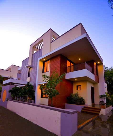 A 5bhk bungalow in Ahmedbad with modern open layout and design. The design helps in natural light and air circulation and also heps to cut down the direct sun light. Bungalow Plan, Budget House Plans, 3 Storey House Design, Villa Modern, House Architecture Styles, Small Bungalow, Indian House, Indian House Plans, 1000 Sq Ft