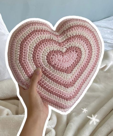 Crochet Heart Cushion, Easy Crochet Heart, Pillow Treats, Cushion Cover Pattern, Heart Cushion, Heart Crochet, Crochet Heart Pattern, Crochet Cushion Cover, Crochet Plant