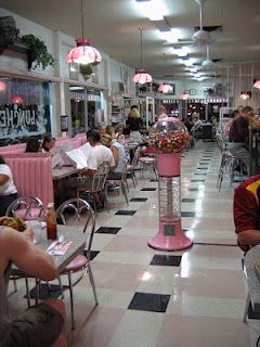 Pink diner #Vintage #Diner #50s The 50s Aesthetic, Pink Diner, Diner 50s, American Diners, Pink Restaurant, 1950s Aesthetic, 50s Vibes, Diner Aesthetic, 1950s Diner