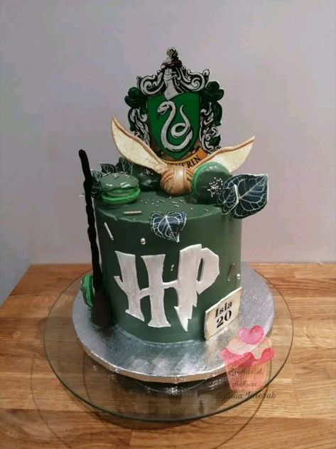 Harry Potter Cakes Slytherin, Slytherin Cake, Rapunzel Wedding Theme, Tort Harry Potter, Harry Potter Theme Cake, Birthday Cale, Harry Potter Birthday Cake, 18th Cake, Anime Cake