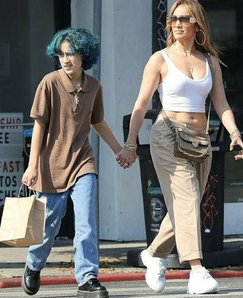 Top And Baggy Pants, Baggy Pants Outfit, J Lo Fashion, Loose Pants Outfit, Summer Shorts Outfits, Baggy Clothes, Older Fashion, Loose Jeans, Baggy Pants