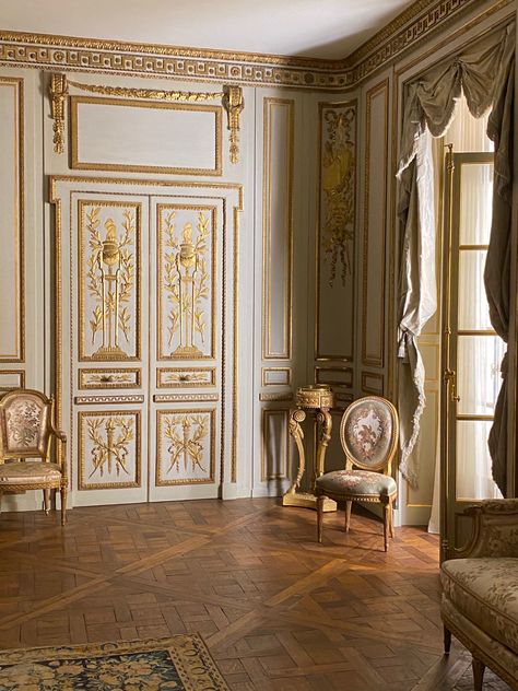 Dreamy French Vibes ! French Home Aesthetic, Old Italian Aesthetic, French Nobility, Manor Aesthetic, Castle Rooms, Fancy Bedroom, Esthetician Room, Lost Luggage, French Home