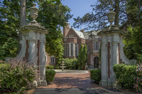 Lake Forest’s famous Schweppe Mansion is still searching for a buyer after two years - Curbed Chicagoclockmenumore-arrow : The 21,000-square-foot lakefront estate listed for $9,450,000 exactly 24 months ago Haunted Houses For Sale, House In Forest, Lake Forest Illinois, Porte Cochere, Mansions For Sale, Lake Forest, Real Estate Photography, Forest House, Old House Dreams