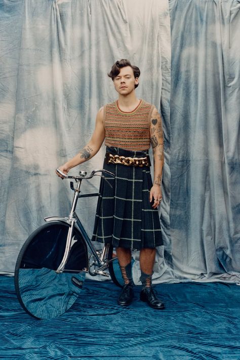 LGBTQ+ Community's Response to Harry Styles's Vogue Cover Harry Styles Vogue, Harry Styles Photoshoot, Gemma Styles, Vogue Photoshoot, Harry Styles Outfit, Genderless Fashion, Harry Styles Wallpaper, Celebrity Style Red Carpet, Harry Styles Pictures