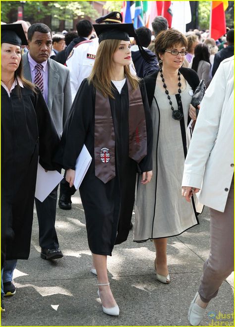 Emma Watson graduated Brown University.   She rose to prominence portraying Hermione Granger in the Harry Potter film series. @EmWatson @BrownUAdmission | www.raise.me University Graduation Outfit, University Graduation, Brown University, Grad Dresses, Graduation Outfit, Graduation Pictures, Emma Watson, Look Chic, Graduation Dress