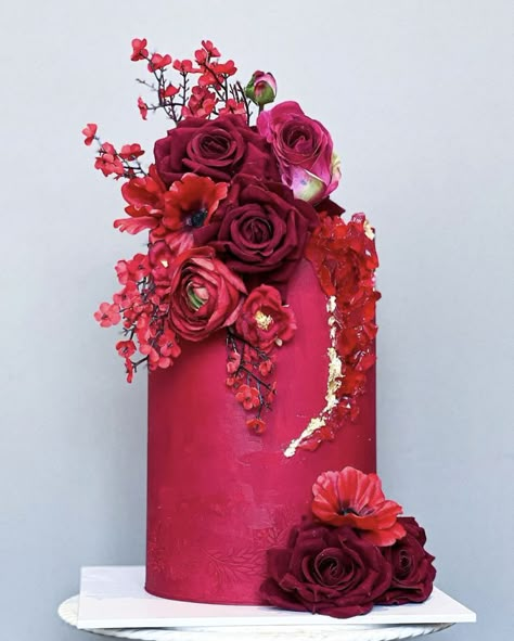 Ruby Wedding Cakes 40th Anniversary, Ruby Cake 40th Anniversary, Red Geode Cake, Magenta Birthday Cake, Ruby Anniversary Party Ideas, Ruby Anniversary Cake, Yalda Decoration, Ruby Wedding Anniversary Cake, Ruby Wedding Cake