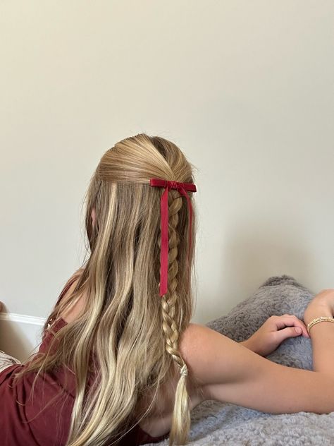 #hairstyles #hairidea #hair #bows #braids #halfuphalfdown #inspiration Trendy Bow Hairstyle, Hair Bow With Braids, Hairstyle With Two Bows, Long Hairstyles With Bows, Christmas Bow Hair, Ribbon Braids In Hair, Hairstyles With Mini Bows, Braided Hairstyles With Bow, Hairstyles With Small Bows