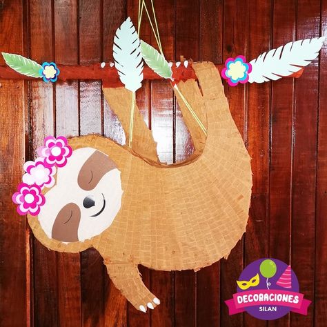 Slot. Oso Perezoso. Piñata. Cumpleaños. Fiesta Sloth Pinata, Sloth, Gingerbread Cookies, Gingerbread, Novelty Christmas, Christmas Ornaments, Holiday Decor, Christmas