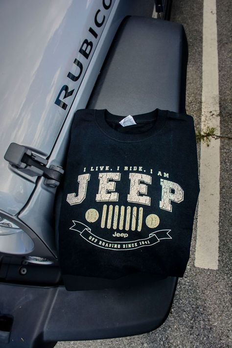 Jeep Sweatshirt Hoodie, Jeep Shirts For Men, Jeep T Shirts Ideas, Cool Jeep Wrangler Accessories, Jeep Outfits For Women, Jeep Shirt Ideas, Wrapped Jeep Wrangler, Jeep Tshirts, Cool Jeep Accessories