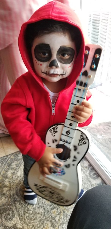 Coco Miguel costume Miguel Halloween Costume, Diy Coco Costume Ideas, Miguel From Coco Makeup, Dante Coco Costume, Coco Miguel Makeup, Miguel From Coco Costume, Costume Halloween Bambini, Coco Halloween Costume Family, Diy Coco Costume