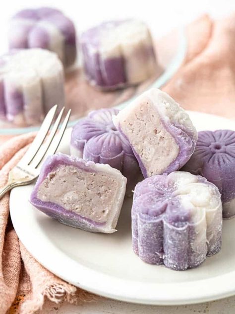 Soft and chewy snow skin filled wrapped around a lightly sweet, smooth taro and coconut filling. These taro snow skin mooncakes are the ones to make this mid-autumn festival! Taro Desserts, Chinese Desserts, Matcha Coconut, Coconut Filling, Glutinous Rice Flour, Coconut Custard, Chinese Dessert, Gel Food Coloring, Glutinous Rice