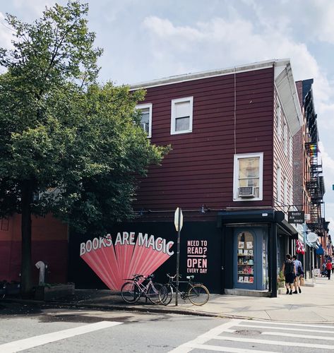 Books Are Magic indeed! 💕 Nyc Sightseeing, Brooklyn Guide, Books Are Magic, Nyc Attractions, Nyc Neighborhoods, Nyc Travel Guide, Nyc Tours, Cute Little Houses, Nyc Travel