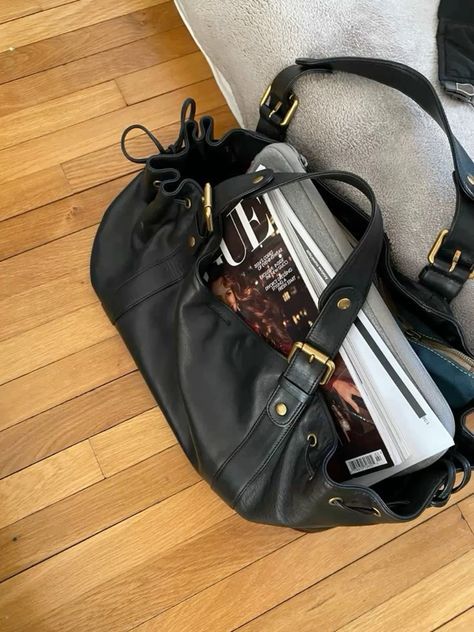 Oh My Bag, Black Bags Aesthetic, Fall Bags 2024, Leather Tote Bag Aesthetic, Bag Inspo Aesthetic, Purse Aesthetic, Inside My Bag, Gerard Darel, What In My Bag