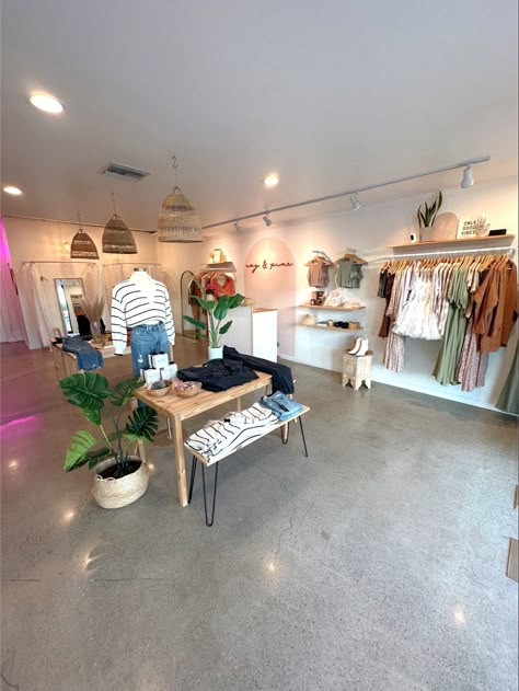 Trendy Boutique Interior, Simple Store Design Small Spaces, Boutique Accent Wall Ideas, Small Boutique Design Ideas, Boho Boutique Decor Interiors, Thrift Shop Interior Design, Simple Shop Design, Simple Boutique Interior Design, Cute Boutique Interior