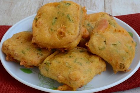 If it rains Bread Pakora is a must. Recipe here http://www.mapsofindia.com/my-india/food/bread-pakora Indian Starter Recipes, Samosa Recipes, Pakistani Foods, Cooking Sweet Corn, Bread Pakora, Vegeterian Recipes, Pakora Recipe, Food Bread, Pakora Recipes