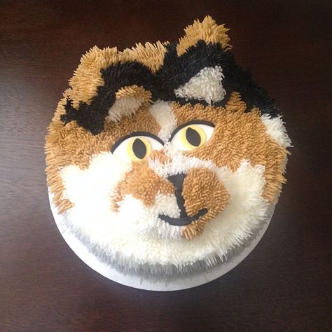 Calico Cat Cake. Made April 2014. Cat Cakes, Birthday Cake For Cat, Serval Cats, Herding Cats, Cat Seat, Fairy Cakes, Cat Birthday Party, Cat Halloween Costume, Pet 1