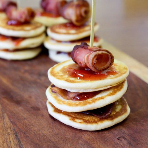 kunzler.com - Mini Flapstacks Mini Flapjack Skewers, Movie Food, Skewer Appetizers, Pancakes And Bacon, Clean Baking, Bacon Recipe, Birthday Breakfast, Pancake Stack, Mini Pancakes