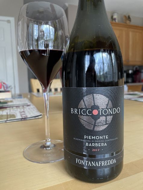 Italian wine blog shares the 2017 Briccotondo Barbera from Fontanafredda in the Langhe of Piedmont. Barbera Wine, Wine Blog, Italian Culture, Italian Wine, Red Wine, Alcoholic Drinks, Grapes, Wine Bottle, Wine