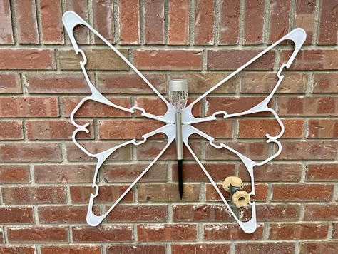 Are you ready to make a DIY butterfly? With just a few items from the dollar store, you can make this solar creature for just $2! Hanger Butterflies, Hanger Butterfly Diy, Clothes Hanger Butterfly Diy, Outdoor Fence Decor, Diy Butterfly Decorations, Butterfly Garden Art, Wire Hanger Crafts, Solar Lights Diy, Woodworking Jigsaw