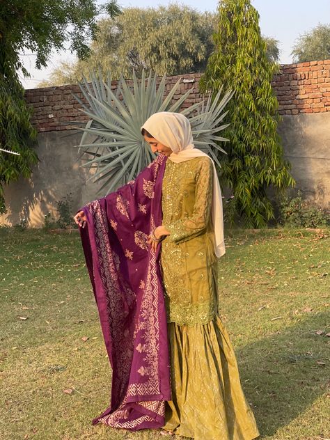 Eid Outfit With Hijab, Eid Day Pictures Poses, Pose For Eid Pictures, Hijab Traditional Outfit, Desi Poses For Eid, Eid Poses Aesthetic, Eid Pic Pose Ideas, Poses For Eid Pictures Aesthetic, Eid Pic Ideas Aesthetic