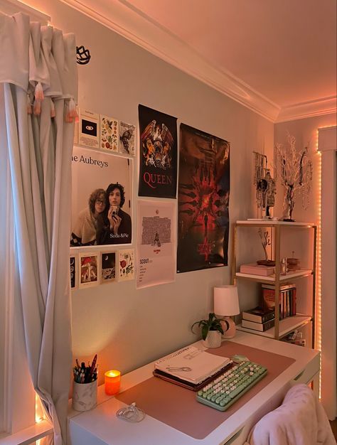 Productive Room Ideas, Cozy Grunge Aesthetic, Desk Area Aesthetic, Aesthetic Desk Area, Indie Desk, Room Desk Aesthetic, Room Inspo Aesthetic Cozy, Room Ideas Posters, Desk Area In Bedroom