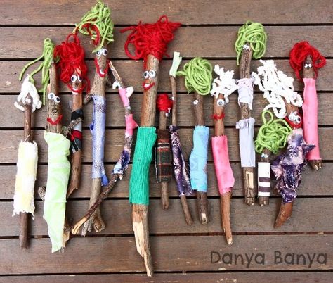 Stick family - cute craft idea  ... Twig Christmas Tree, Twig Crafts, Stick Family, Stick People, Toddlers And Preschoolers, Crafts For Kids To Make, Fun Craft, Nature Crafts, Preschool Art