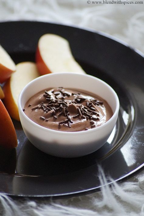 Healthy Apple Snacks, Yogurt Fruit Dip Recipe, Healthy Fruit Dip Recipe, Quick Dip Recipes, Healthy Fruit Dip, Yogurt Fruit Dip, Greek Yogurt Dip, Easy Fruit Dip, Yogurt Chocolate