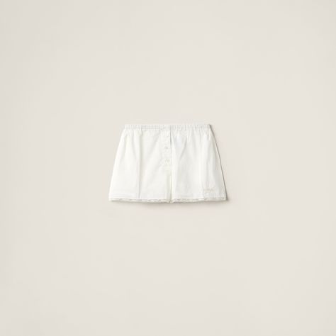 Masculine inspirations and refined details are combined in this batiste boxer shorts. The embroidered logo completes the style with an iconic note. Prada 2005, Miu Miu Handbags, Miu Miu Bag, Fantasy Gowns, Boxer Shorts, Gift Accessories, Aesthetic Clothes, Miu Miu, Lounge Wear