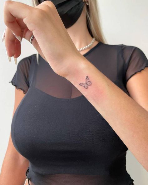 Fine line butterfly tattoo on the wrist. Butterfly Tattoos On Arm, Side Wrist Tattoos, Butterfly Wrist Tattoo, Tiny Tattoos For Women, Tato Minimal, Tato Jari, Small Butterfly Tattoo, Butterfly Tattoos For Women, Small Pretty Tattoos