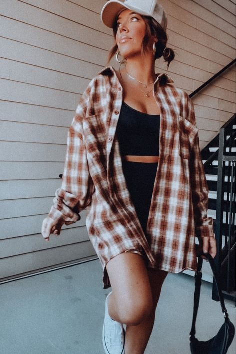 Oversized Flannel Shirt Outfit Women, Oversized Flannel Outfits Summer, Flannel Tunic Outfit, Oversized Casual Flannel Shirt, Hangover Outfit, Oversize Flannel Outfit, Flannel Shirt Aesthetic, Over Sized Flannel Outfit, Cozy Flannel Outfit