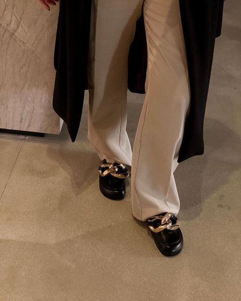 Lucrezia Del Mecio on Instagram: “constantly thinking about them - but buying other stuff in the meantime #jwanderson #chainmules #chain #mules #loafers #sandals #black…” Jw Anderson Mules Outfit, Jw Anderson Chain Loafer Outfit, Loafer Mules Outfit, Mules Street Style, Chain Outfit, Mules Outfit, Slippers Outfit, Thinking About Them, Black Mule