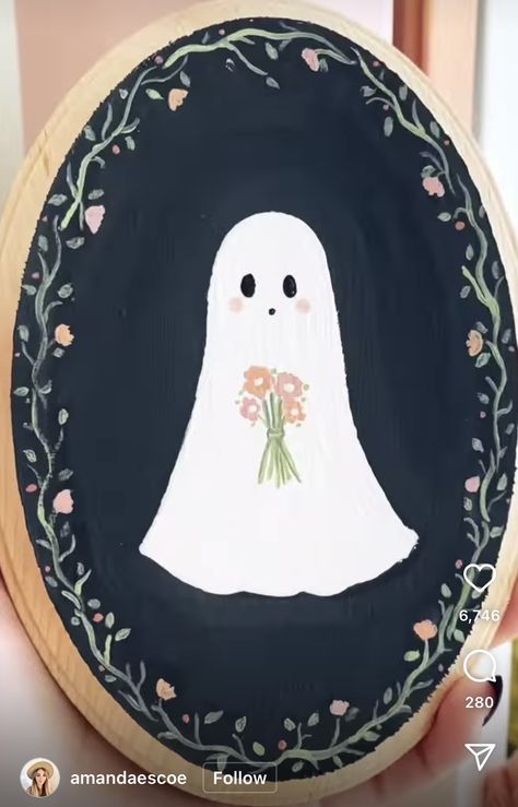 Cute Ghost Painting Ideas, Spooky Season Crafts, Ghost Pottery Painting, Ceramic Ghost Painting Ideas, Simple Halloween Paintings, Ghost Painting On Wood, Organic Shape Art, Cute Halloween Paintings, Ghost Painting Ideas