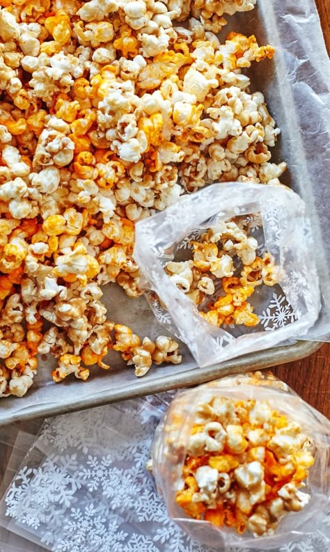 Chicago Style Popcorn Recipe. Think of this as a copycat Garrett's popcorn recipe! Makes a delicious DIY homemade Christmas or holiday food gift. A sweet and savory mix of flavors that everyone will love! Chicago Popcorn Recipe, Savory Popcorn Balls, Garrett's Popcorn, Gochujang Butter, Cheese Popcorn Recipe, Chicago Style Popcorn, Flavored Popcorn Recipes, Popcorn Ideas, Popcorn Recipes Easy