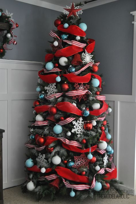 How to Decorate a Christmas Tree: A Designer Look from the Dollar Store Tree Themes, Dollar Store Christmas, Cool Christmas Trees, Simple Christmas Tree, Beautiful Christmas Trees, Christmas Tree Design, Noel Christmas, Tree Ideas, Christmas Tree Themes