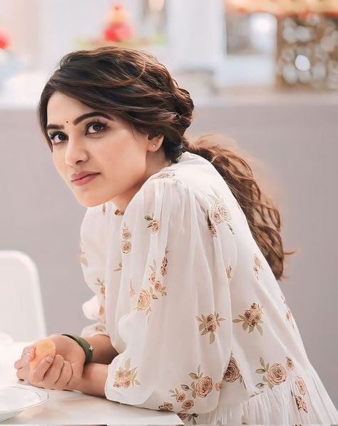 Samantha Hairstyles, Simple Tie Knot, Samantha In Saree, Samantha Ruth Prabhu, Samantha Images, Samantha Pics, Samantha Ruth, Samantha Photos, Beauty Face Women