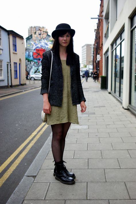 On the street, Brighton Hat With Outfit, Bowler Hat Outfit, Hat Outfit Women, Hat Outfit, Cutoff Jean Shorts, Bowler Hat, Food Lifestyle, Fashion Victim, Outfit Women