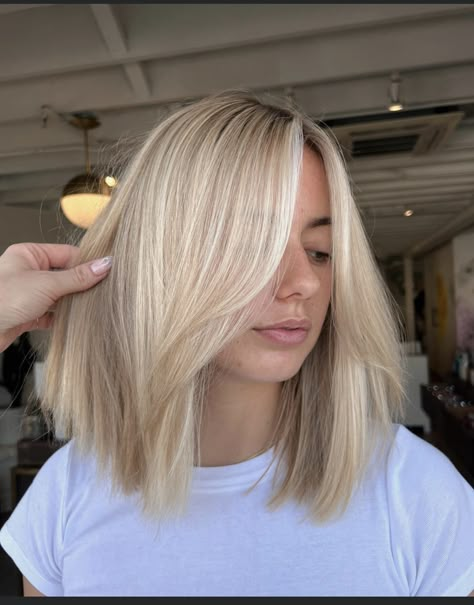 Summer Blonde Fine Hair, Balage Hair Blonde Short, Mid Length Lived In Blonde, Blond Hair Ideas Mid Length, Blonde Balayage Shoulder Length Straight, Short Hairstyles For Blonde Hair, Bright Blonde Long Bob, Collarbone Length Hair Face Framing, Butter Blonde Bob