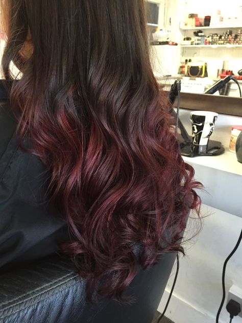 Ombré.. Using majicontrast red Brown Hair Red Ends, Red Gradient Hair, Red Ends On Brown Hair, Red Hair Ends, Sneaky Links, Pretty Haircuts, Dyed Ends Of Hair, Red Ombre Hair, Gradient Hair