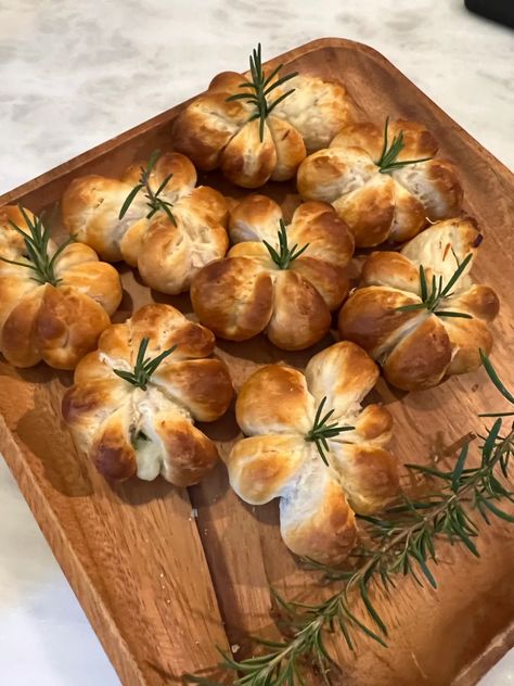 These pumpkin shaped biscuits are as delicious as they are beautiful! Follow link to see how to make them Autumn Bread, Dough Ideas, Bread Shaping, Turkey Legs, Halloween Baking, Rosemary Sprigs, Taco Meat, Meat And Cheese, Baked Pumpkin