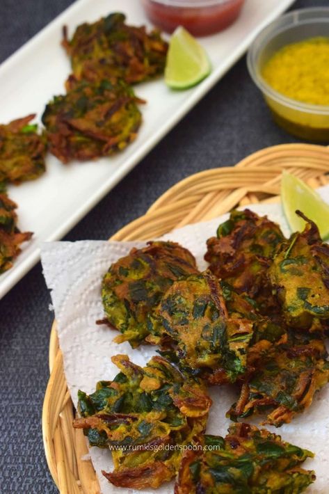 Palak Bhaji Recipe, Palak Pakoda, Pakoda Recipe, Recipe Spinach, Indian Appetizers, Bhaji Recipe, Golden Spoon, Pakora Recipes, Small Portions