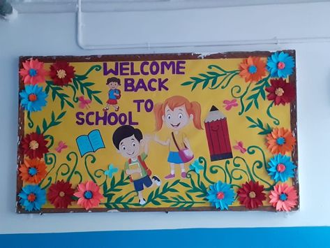 Birthday Board Classroom, Board Classroom, Back To School Bulletin Boards, Love Board, Notice Board, School Craft, Welcome Back To School, Madhubani Art, School Bulletin Boards