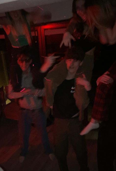 People Partying Aesthetic, Messy Boy Aesthetic, Messy Party Aesthetic, House Party Pictures, Teenage Dirtbag Party, Boys Night Out Aesthetic, Teenage House Party, With Friends Snap, Teenage Party Aesthetic