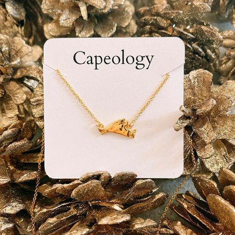 Capeology on Instagram: “The perfect gift this holiday season for someone who loves Martha’s Vineyard! ✨🎄❤️ Don’t forget to grab something for yourself too. 😉 ALL…” Clove Necklaces, Clove Leaf Necklace, Oakleaf Necklace, Gold Acorn Necklace, Oak Leaf Necklace Silver, Martha’s Vineyard, Harbor Town, The Vineyard, Marthas Vineyard