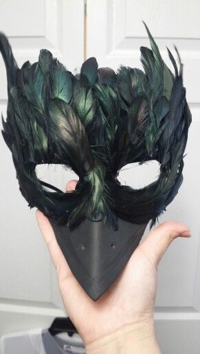 Crow Masquerade Costume, Feather Mask Diy, Diy Carnival Mask, Raven Halloween Costume Diy, Raven Mask Diy, Crow Costume Men, Crow Mask Diy, Crow Therian Mask, Crow Costume Womens