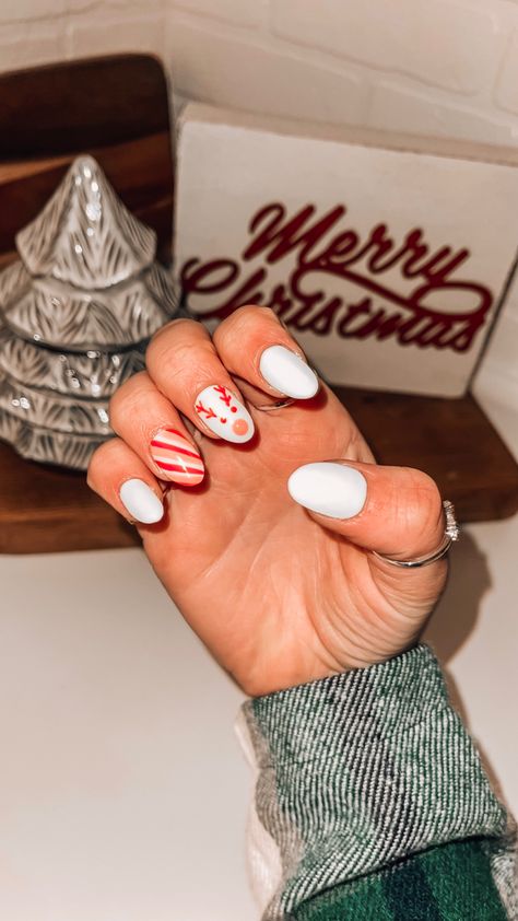 Nails Short Acrylic Christmas, Christmas Nail Ideas Acrylic Almond, Cute But Simple Christmas Nails, Preppy Christmas Nails Acrylic, Christmas Nail Ideas Gel Short, Be Mine Nails, Matching Christmas Nails With Best Friend, Cute Preppy Christmas Nails, Christmas Nails Not Acrylic