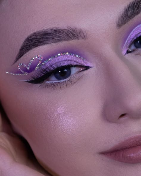 Eye Makeup With Rhinestones, Makeup With Rhinestones, Quinceanera Makeup, Maquillage Yeux Cut Crease, Birthday Makeup Looks, Makeup Ojos, Prom Eye Makeup, Purple Eye Makeup, Rave Makeup