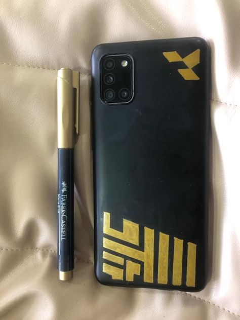 Golden lines and details painted on plain black phone case. Chamber Valorant Fanart, Homemade Phone Case, Valorant Chamber, Chamber Valorant, Homemade Phone Cases, Phone Covers Diy, Quick Draw, Diy Phone, Diy Phone Case