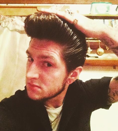 All greasy and ready to roll Greasy Hair Men, Slick Back Hair, Barber Shop Haircuts, Pompadour Fade, Pompadour Men, Modern Pompadour, Hair Trends 2015, Slick Hair, Male Hairstyles