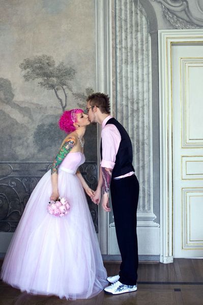 Pink, tattooed & French wedding style. Love!! Bride Tips, Wedding Fotos, Rockabilly Wedding, Light Pink Shirt, Brides With Tattoos, Rock Wedding, Punk Dress, Light Pink Dress, Offbeat Bride